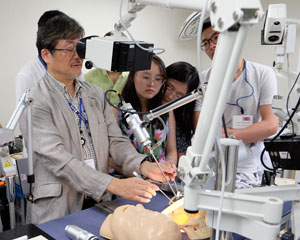 浜松医科大学 光技術を活用した新しい手術用立体内視鏡の開発